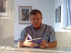 Hans-Dieter Weber liest ein Buch.